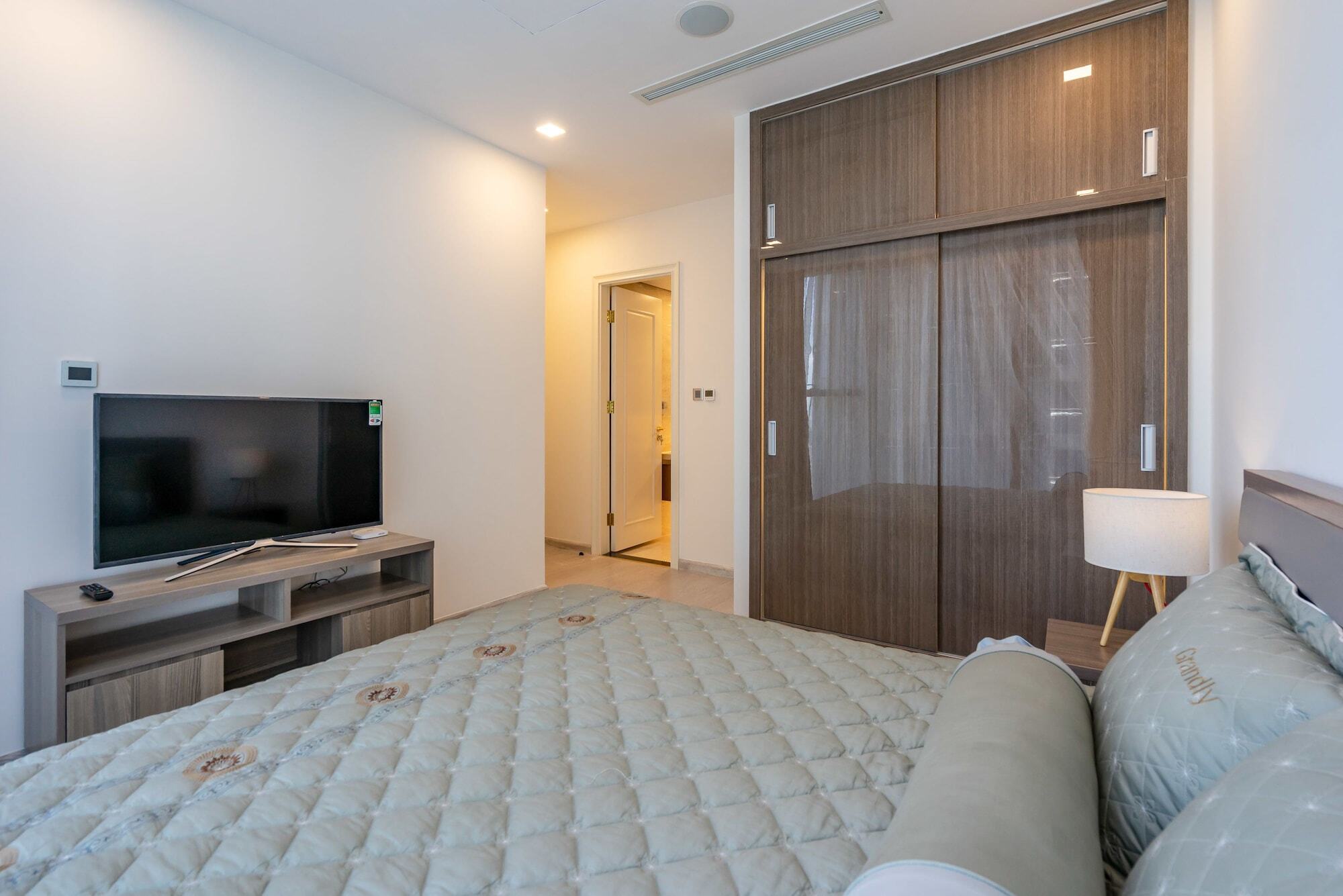Căn hộ Qq - Vinhome Golden River - D.1 *